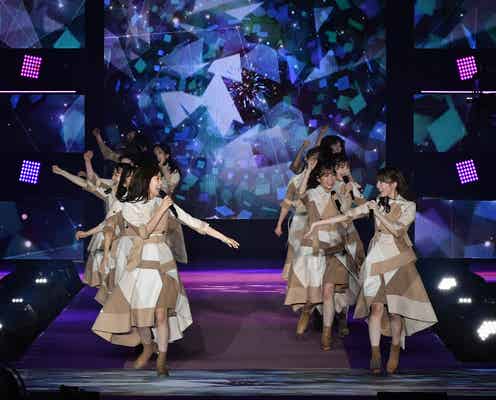 日向坂46、欠席メンバーにメッセージ?ガルアワでライブ定番曲「誰よりも高く跳べ!」披露<GirlsAward 2022 S/S>