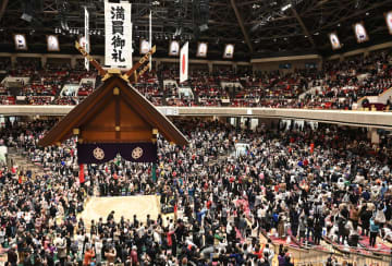 大相撲 天覧相撲で異例の光景 取組後に観客総立ち→天皇御一家を見送るシーンが「鳥肌モノだった」「すごく良かった」