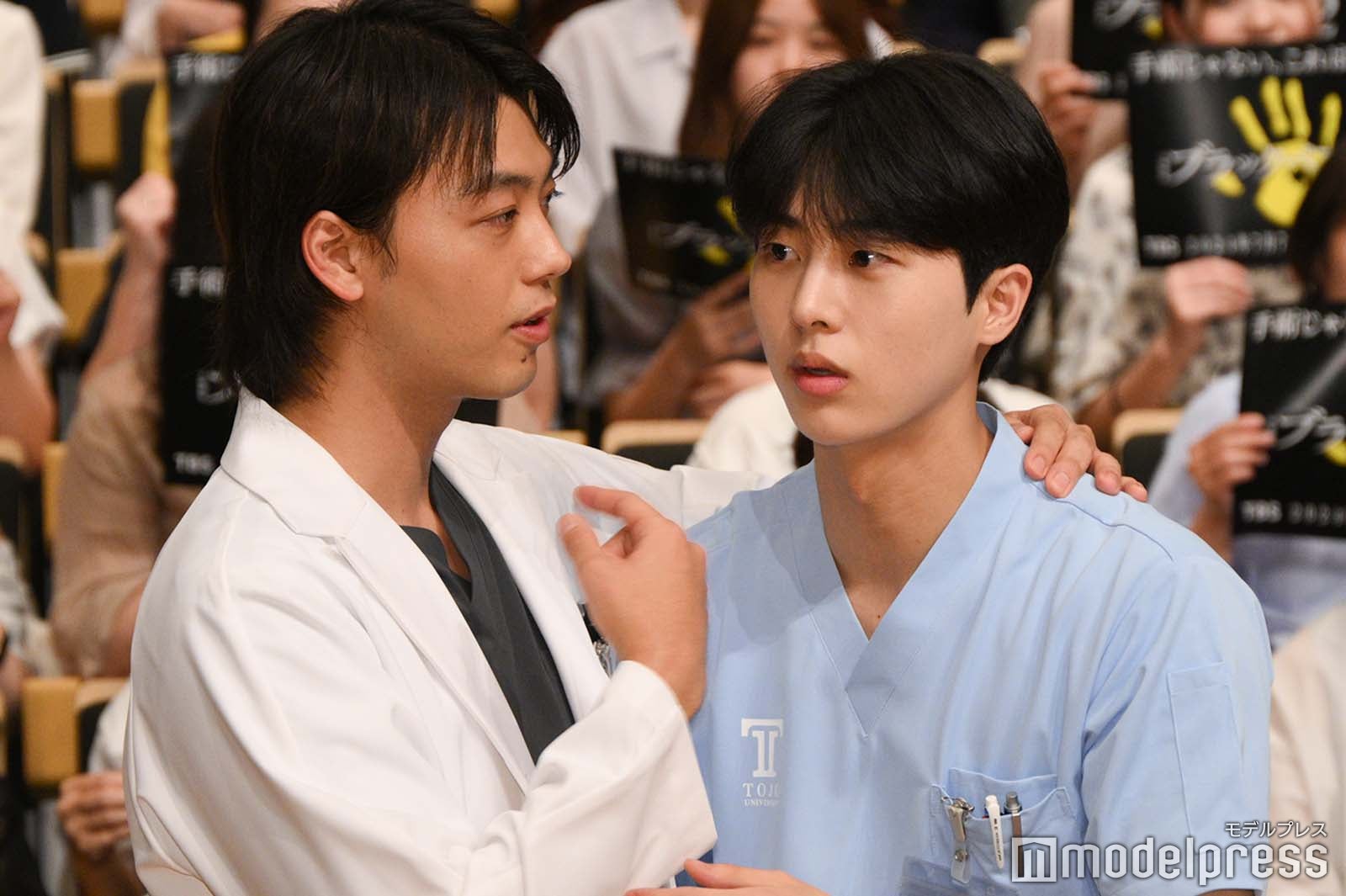 通訳者にの代わりにキム・ムジュンに説明する竹内涼真（C）モデルプレス