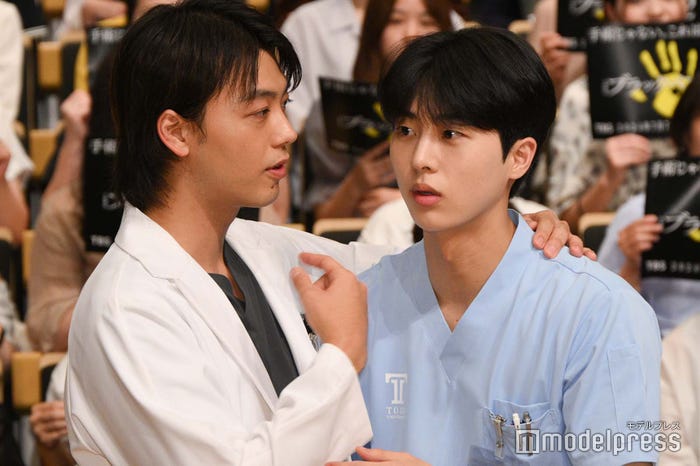 通訳者にの代わりにキム・ムジュンに説明する竹内涼真(C)モデルプレス