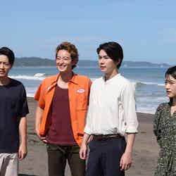 （左から）井上祐貴、濱正悟、YU、若月佑美「何曜日に生まれたの」第6話より（C）ABCテレビ