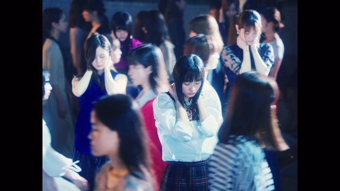 乃木坂46/「夜明けまで強がらなくてもいい」MVより(提供写真)