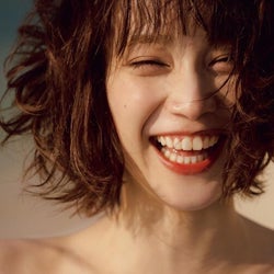 ”振れ幅MAX女優”中村ゆりか、1st写真集で天真爛漫な笑顔のレアショットを披露