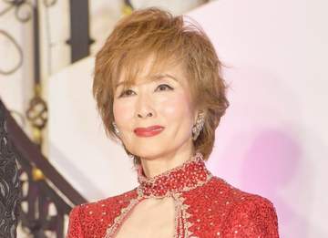 「なぜこんなに若いの！？」「ラインがお美しい」73歳・小柳ルミ子のショーパン姿に反響