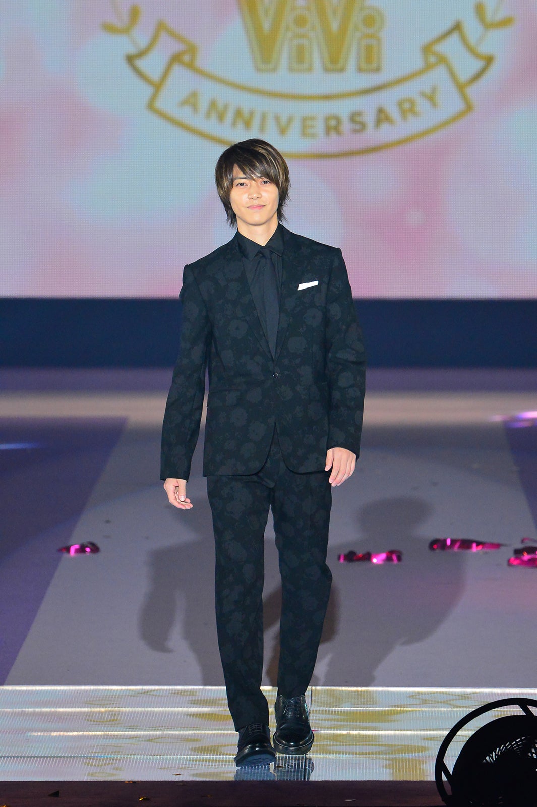 山下智久 ガルアワシークレット登場で会場絶叫 ブラックスーツ 花束手に 王子 降臨 Girlsaward 18 A W モデルプレス