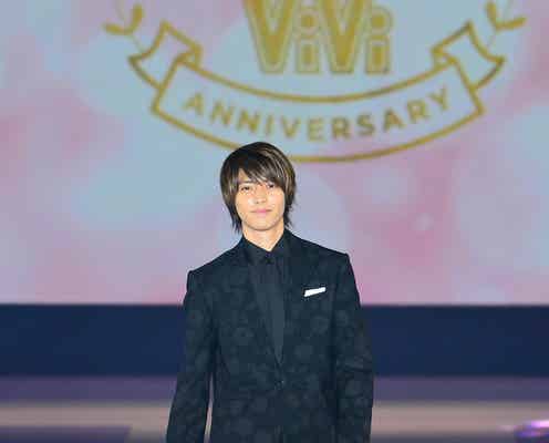 山下智久、ガルアワシークレット登場で会場絶叫 ブラックスーツ&花束手に“王子”降臨<GirlsAward 2018 A/W>