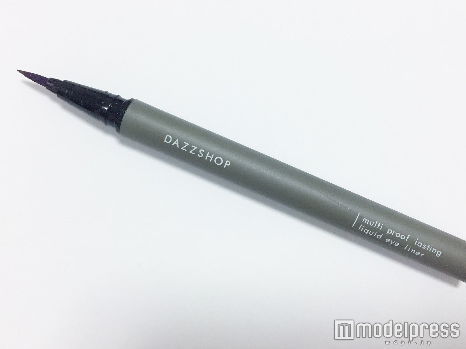 【DAZZ SHOP】「マルチプルーフラスティングリキッドアイライナープレイフル“MYSTICAL SUNSET”」／写真：Cecil Inoue（C）モデルプレス