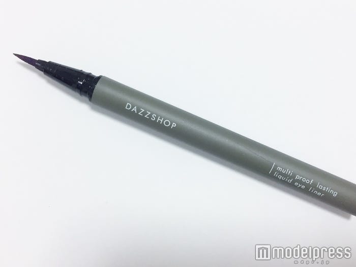 【DAZZ SHOP】「マルチプルーフラスティングリキッドアイライナープレイフル“MYSTICAL SUNSET”」/写真:Cecil Inoue(C)モデルプレス