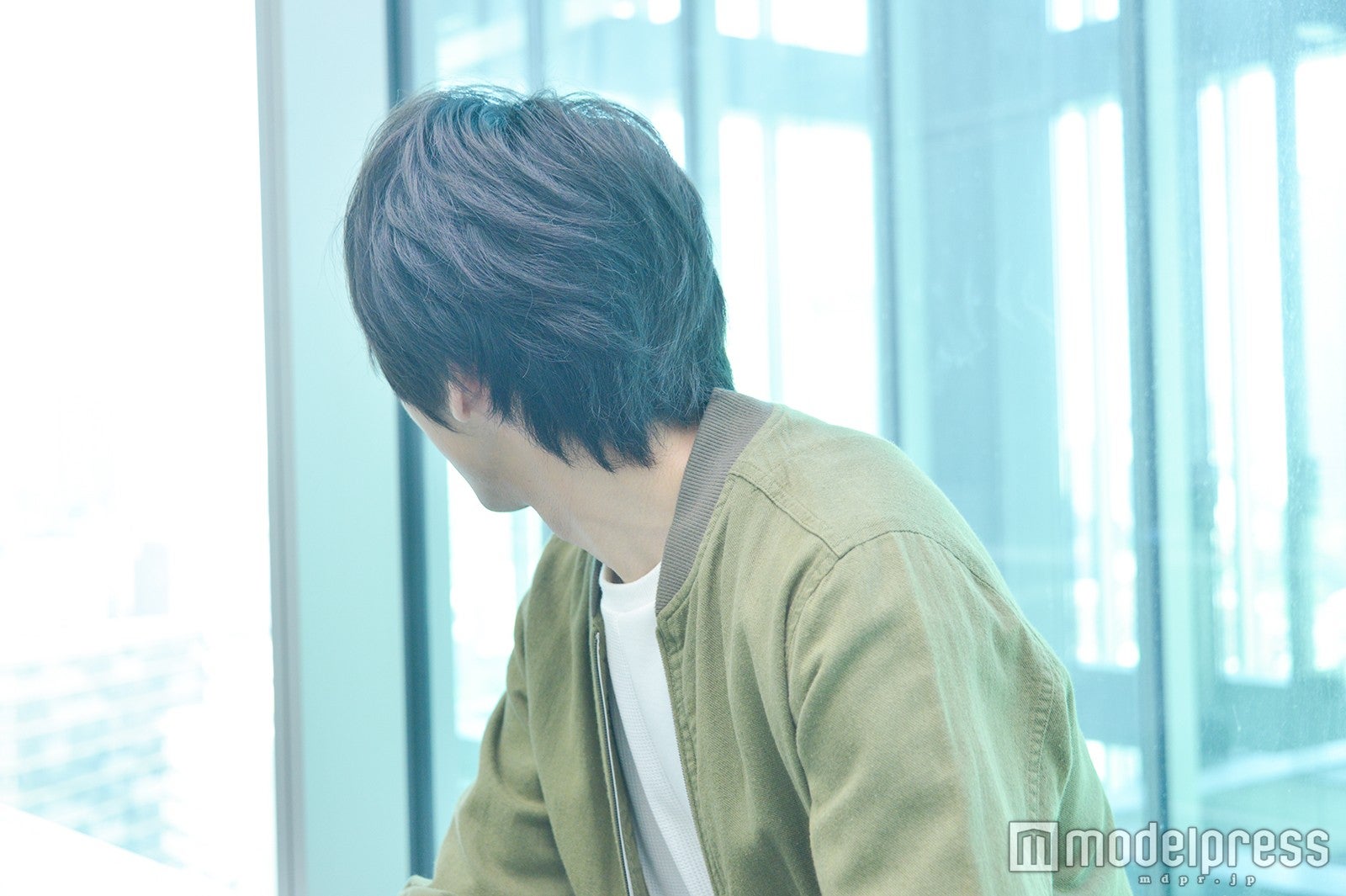 背後を気にする中村倫也（C）モデルプレス