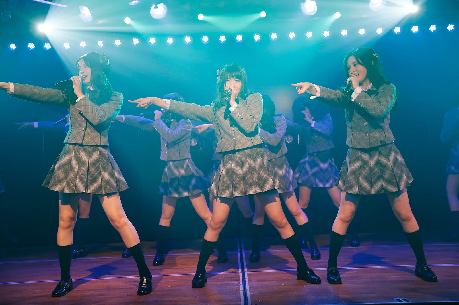 人見古都音、岡部麟、谷川聖／AKB48チーム8「その雫は、未来へと繋がる虹になる。」公演（C）AKS