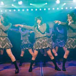 人見古都音、岡部麟、谷川聖／AKB48チーム8「その雫は、未来へと繋がる虹になる。」公演（C）AKS