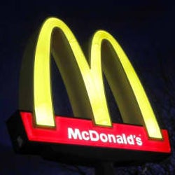 マクドナルド、米国の店内飲食再開を3週間延期へ コロナ拡大で