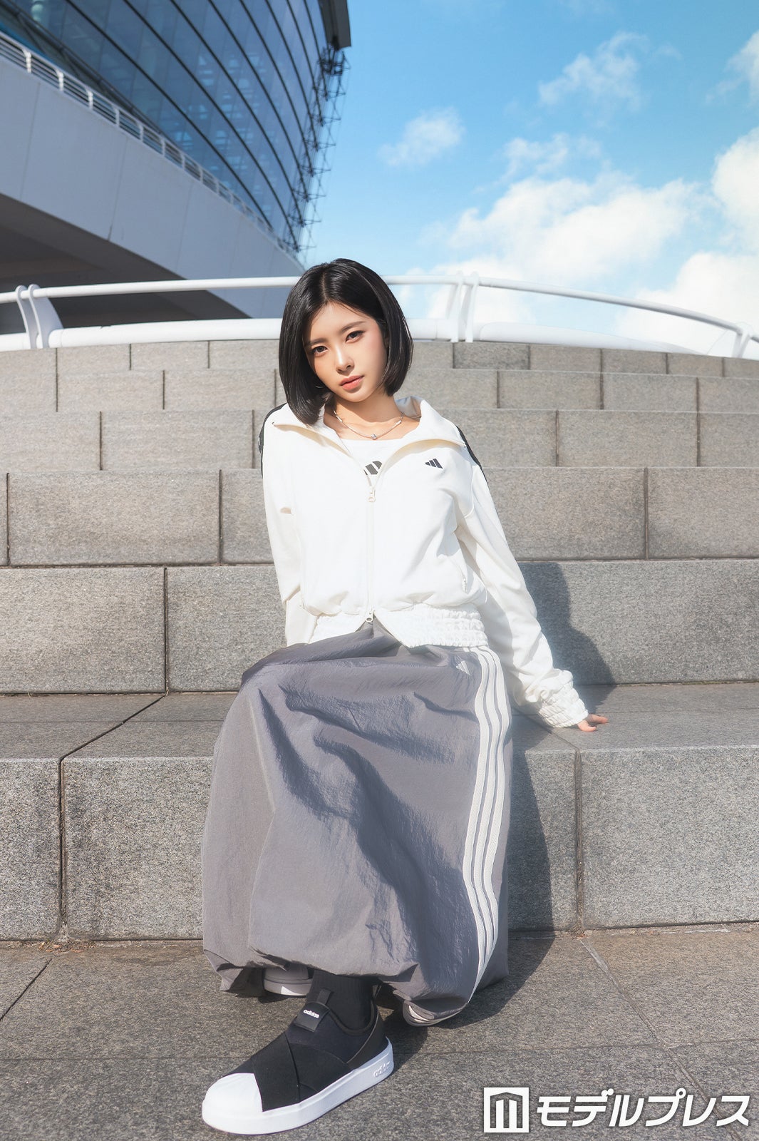 ダヨン／アウター ￥11,000 トップス ￥6,000（Tシャツ＆キャミソールのセットのキャミソールのみ着用） スカート ￥9,000 スニーカー ￥7,700（C）モデルプレス