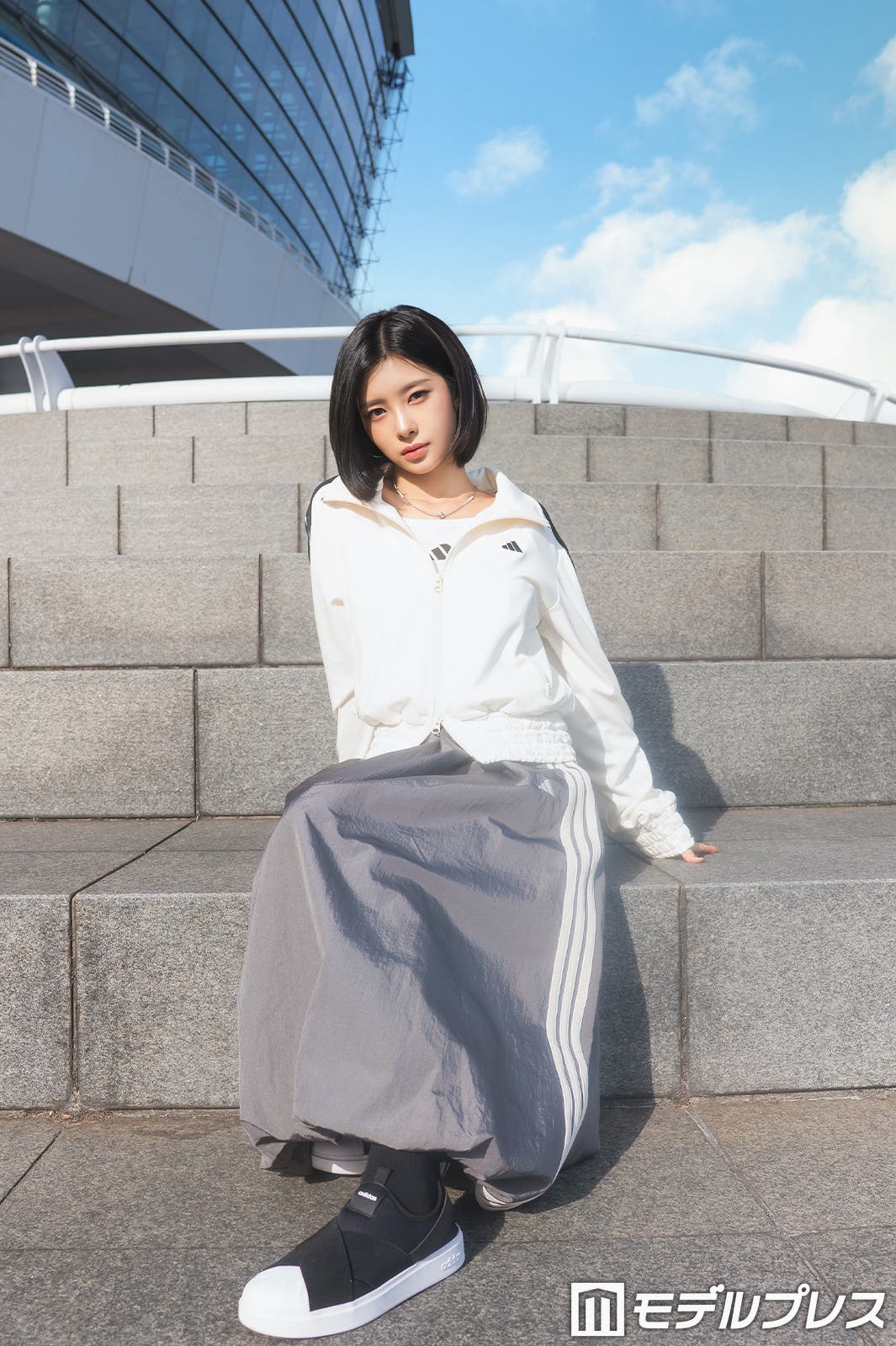 ダヨン/アウター ¥11,000 トップス ¥6,000(Tシャツ&キャミソールのセットのキャミソールのみ着用) スカート ¥9,000 スニーカー ¥7,700(C)モデルプレス