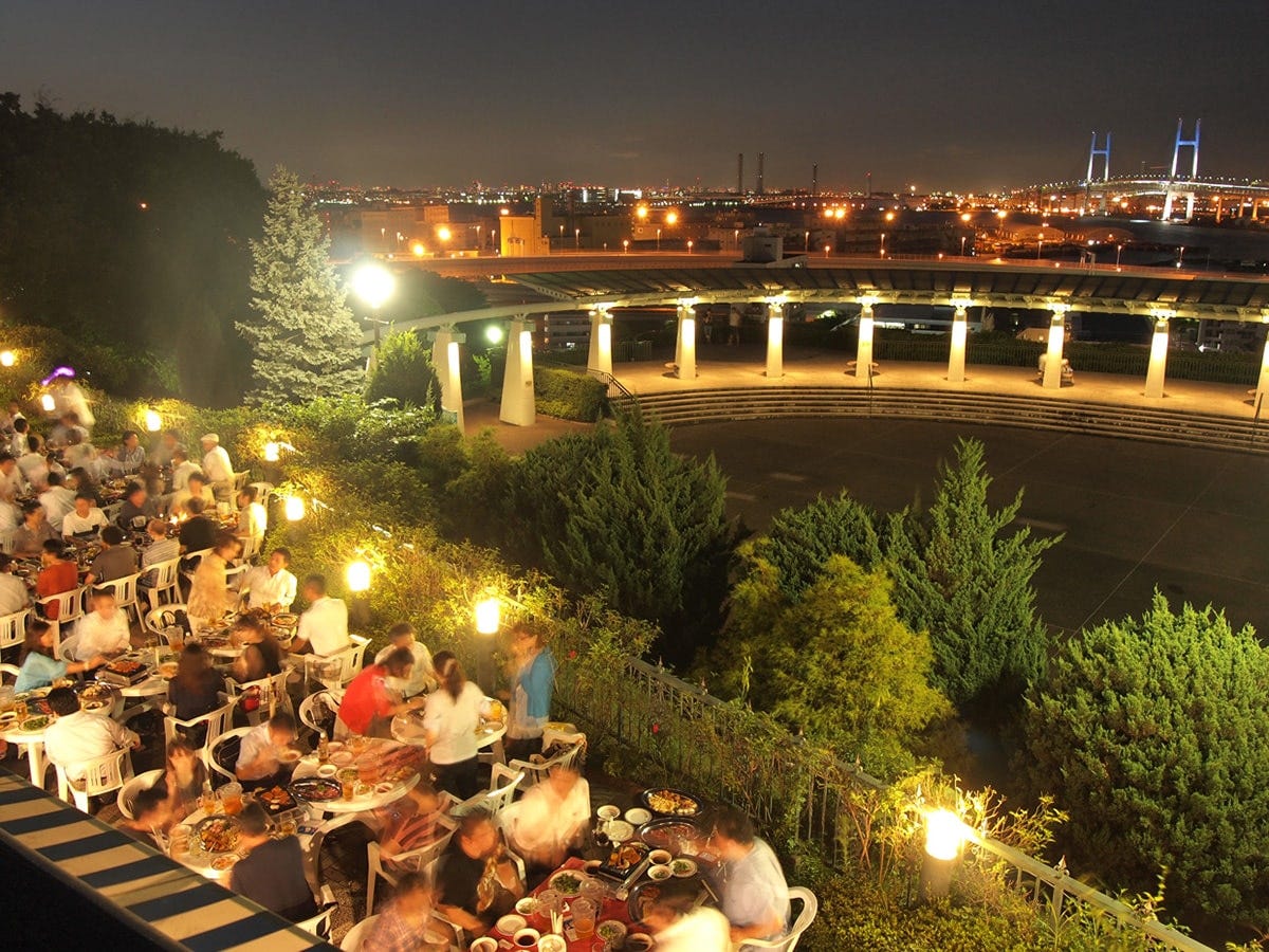 横浜ベイブリッジが見えるロケーションでBBQを楽しめる（提供画像）