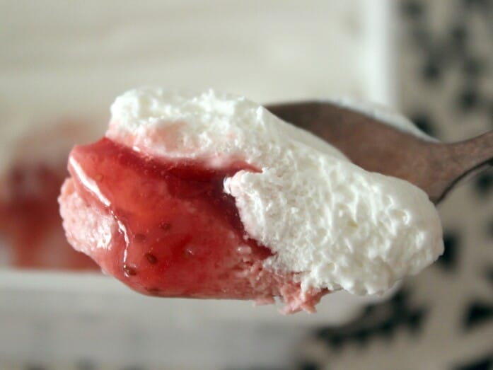 とろっとしたいちごソースが、口どけをなめらかにしてくれます