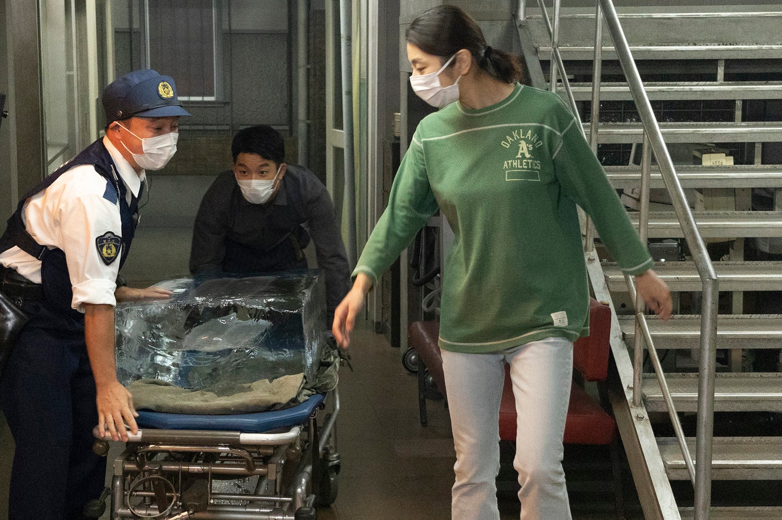 濱田岳、仲野太賀、小池栄子「新宿野戦病院」第10話より（C）フジテレビ