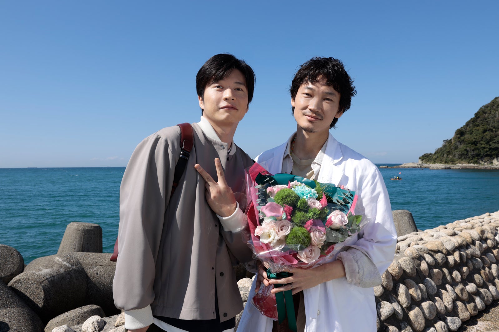 田中圭、綾野剛（C）2024「劇場版ドクターX」製作委員会