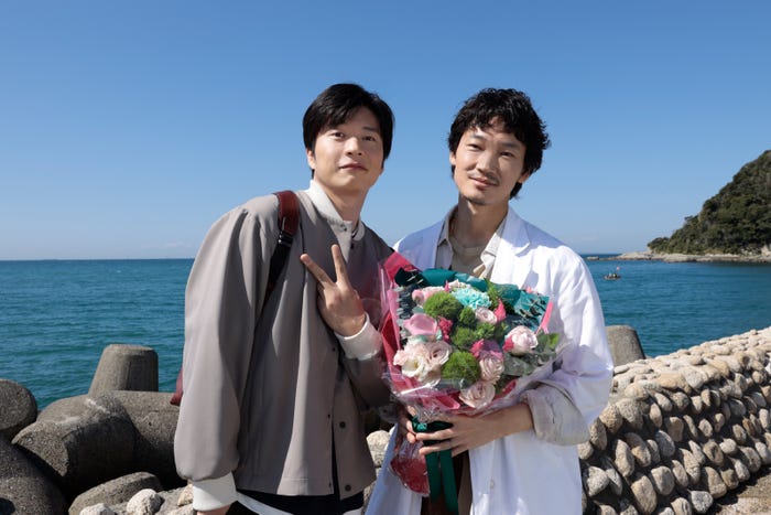 田中圭、綾野剛(C)2024「劇場版ドクターX」製作委員会