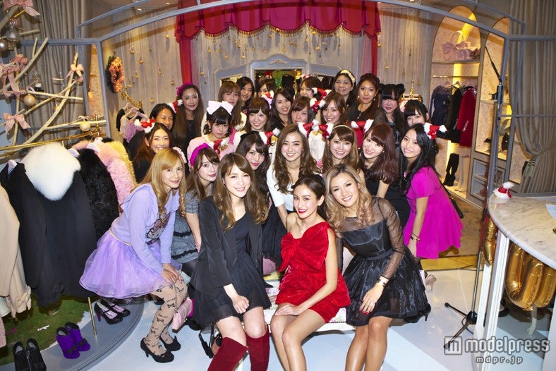 「Oui, Ayano Ruban クリスマスパーティー」来場者で記念撮影