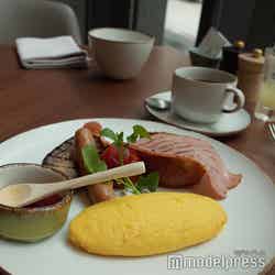 今回はメインに洋食のオムレツを注文、ふわふわな火の入り加減で付け合わせも美味しい/voco大阪セントラル(C)モデルプレス