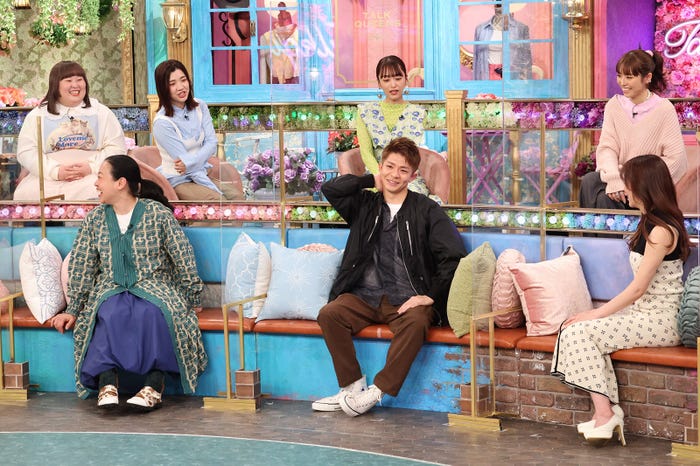 (前列左から)いとうあさこ、岸優太、指原莉乃(後列左から)3時のヒロイン、近藤千尋、若槻千夏(C)フジテレビ