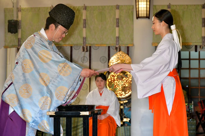 井本彩花(右)(画像提供:所属事務所)