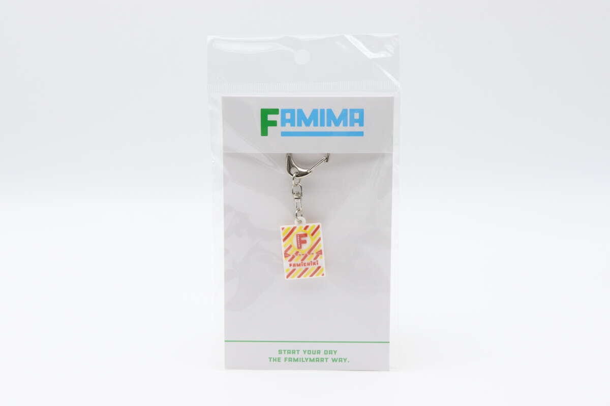 ファミチキMINIキーホルダーが透明なパッケージに入っている
