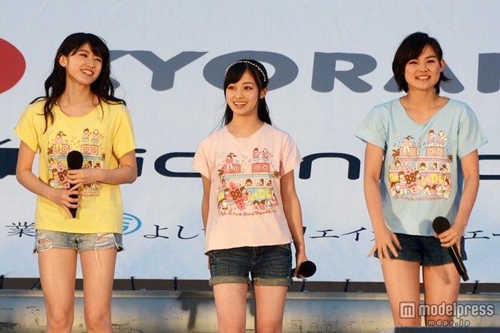 「Kawaiian TV アイドルライブスペシャル in 島ぜんぶでおーきな祭」出演時/Rev.from DVL(左より)秋山美穂、橋本環奈、四宮なぎさ