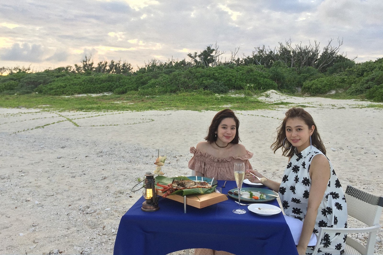 ビーチでディナー体験（左から）筧美和子、大川藍／画像提供：TBS