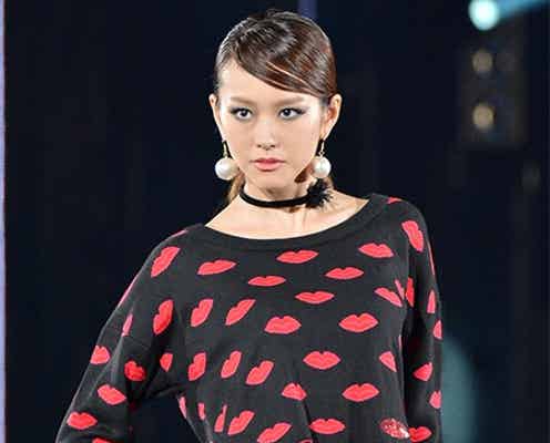 桐谷美玲、SEXYキャットアイで魅惑のランウェイ 誘う表情に観客釘付け
