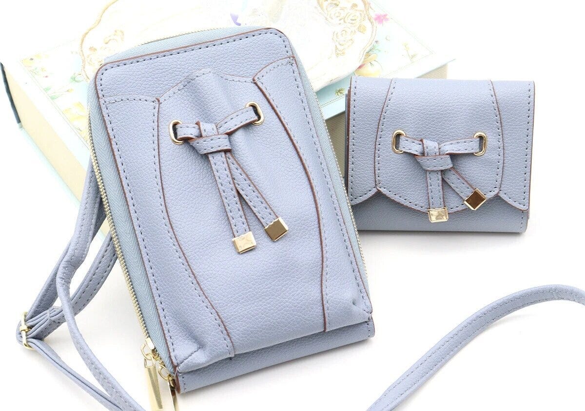 サックスブルーのVISショルダーバッグとミニ財布を並べた写真 サックスブルーのVISショルダーバッグとミニ財布を並べた写真