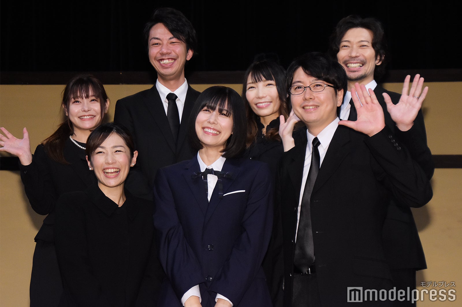 前列左から：富山智帆、有村藍里、堀江一眞／後列左から：利咲、宮原翔、鈴野智子、白井サトル （C）モデルプレス