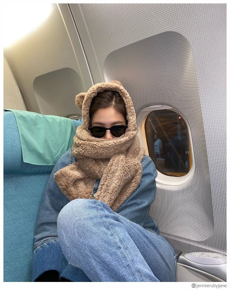 BLACKPINKジェニー、テディベア風機内コーデが「可愛すぎる」「キュートな赤ちゃんみたい」と話題に