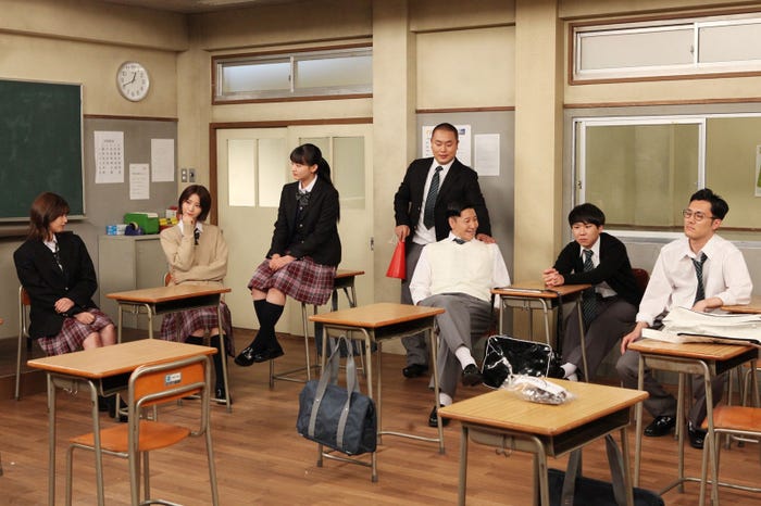 (左から)渡邉理佐、土生瑞穂、山崎天、岡部大、長田庄平、秋山寛貴、菊田竜大 (C)フジテレビ