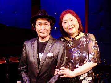 ポップのレジェンドがステージ初共演 「どうぞこのまま」丸山圭子のバースデーライブで堀江淳が「メモリーグラス」の歌唱プレゼント