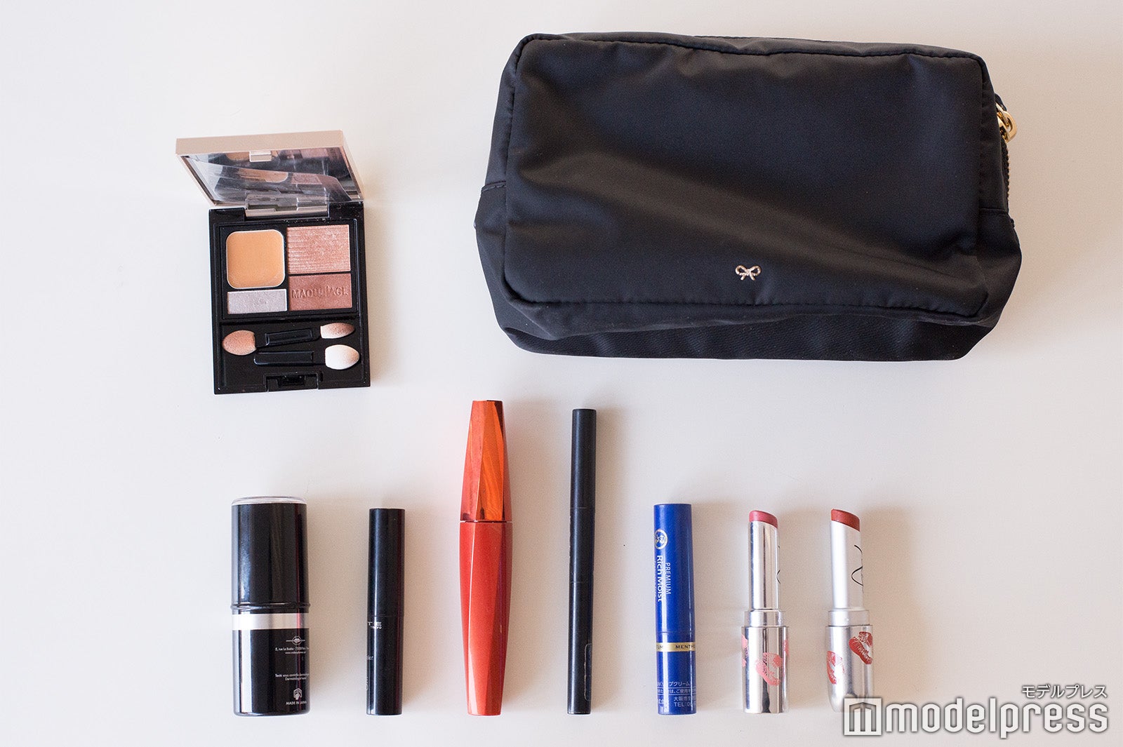 ポーチの中身は…（C）モデルプレス