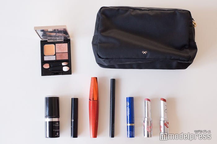 ポーチの中身は…(C)モデルプレス