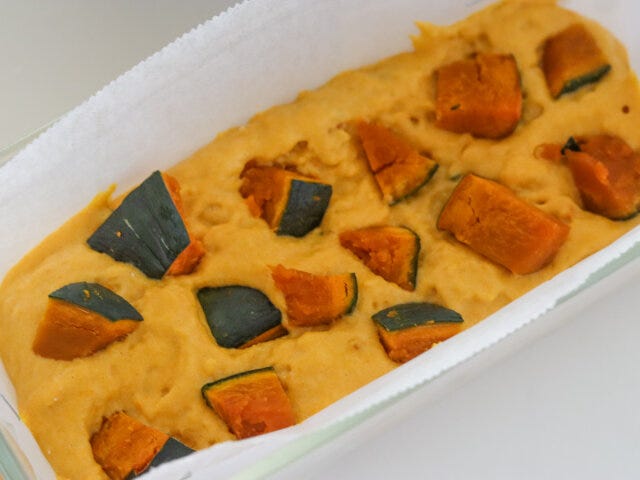 型に半量の生地を流し、角切りにしたかぼちゃを散らす。