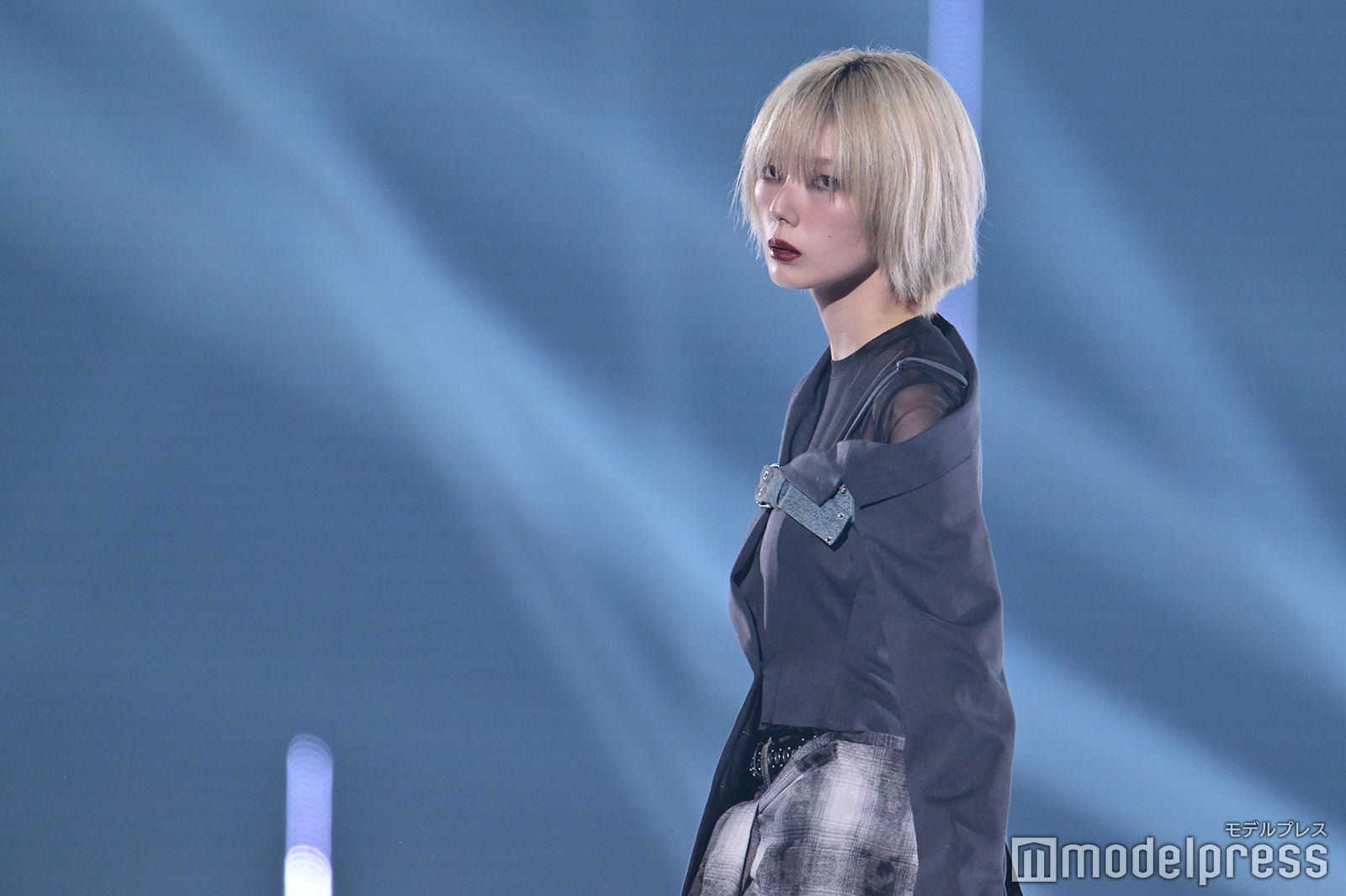 櫻坂46藤吉夏鈴、アシンメトリージャケットで美肩チラ見せ【TGC2025A/W