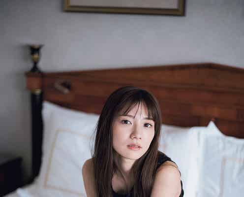 日向坂46河田陽菜、ホテルで艶やかな姿 “恋する”グラビア披露