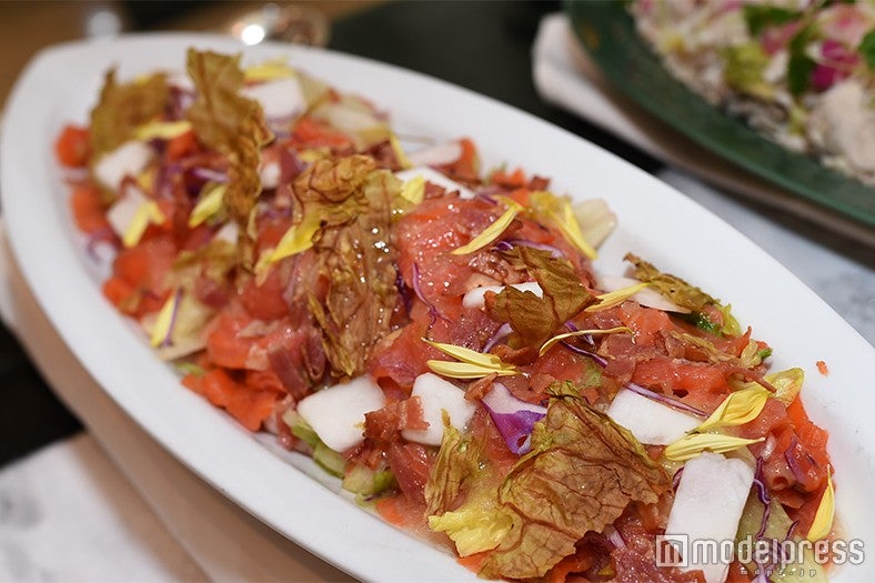 スモークサーモンとキャベツのサラダ（C）モデルプレス