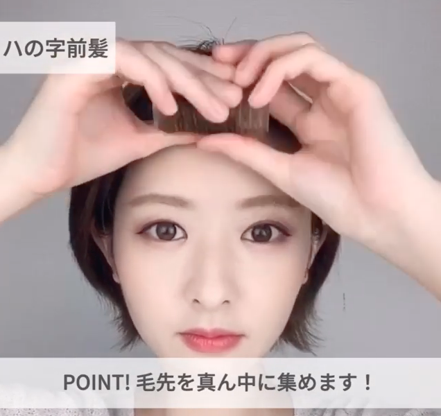 カーラーで髪を真ん中に集める女性