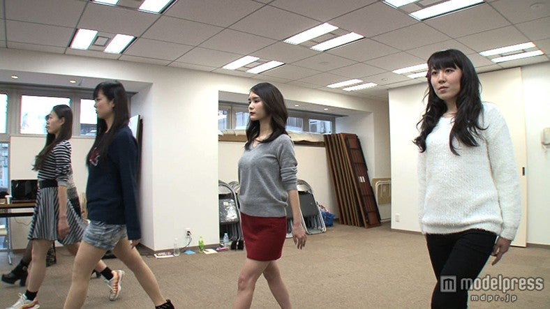 ファッションショー出演が決まり、ウォーキングレッスンに励む（画像提供：テレビ東京）
