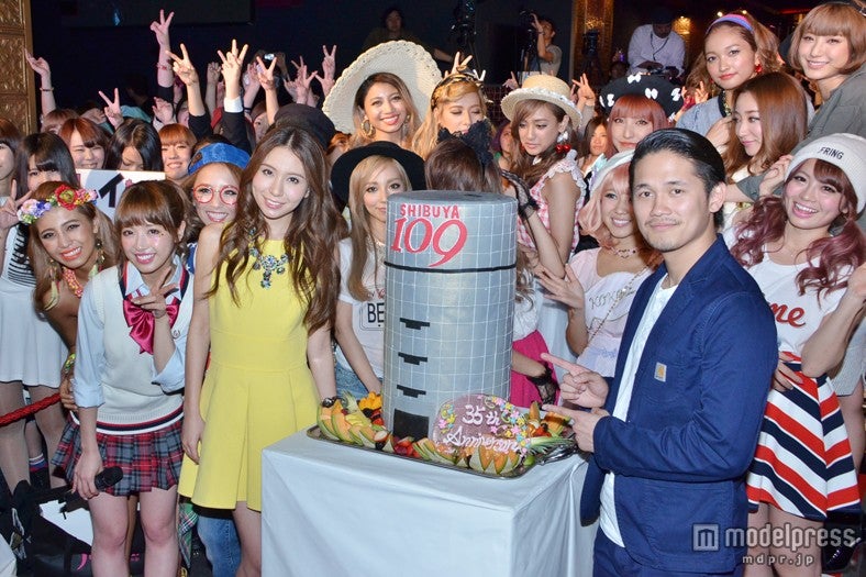 ファンらと記念撮影／SHIBUYA109の35周年イベントの様子