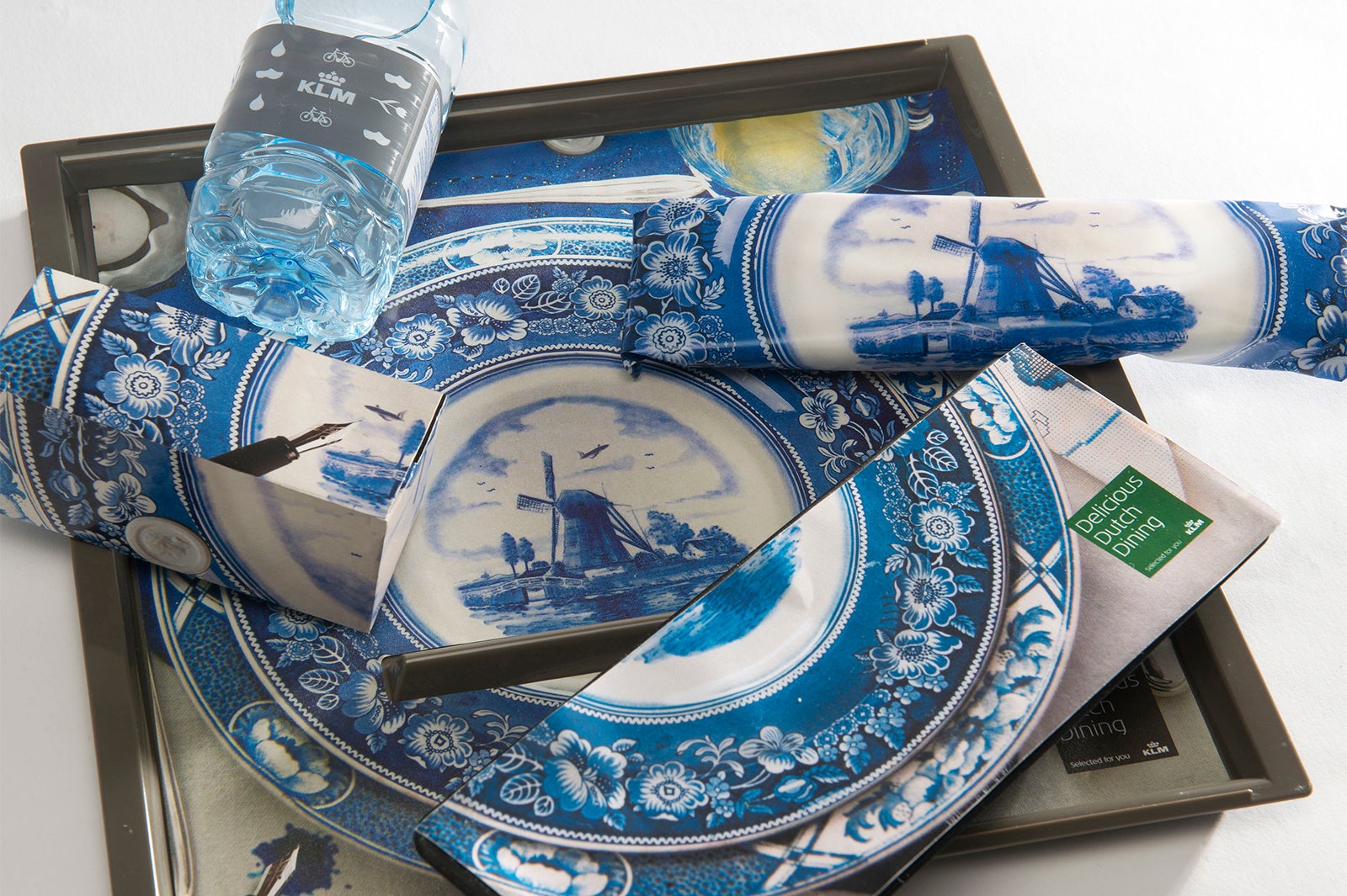 エコノミークラスの食事トレーもオランダの焼物をイメージした素敵なデザイン（提供写真）