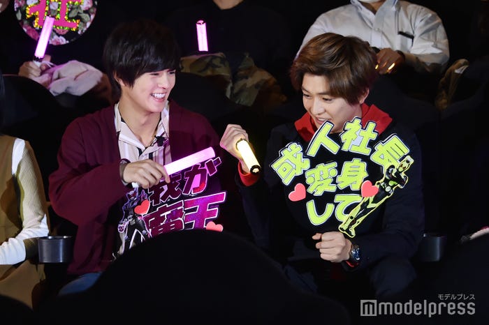 ペンライトの色が黄色からピンクに変わってしまい慌てて黄色に戻す高橋文哉(右)を笑って見ている奥野壮(左)(C)モデルプレス