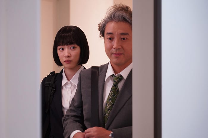 永野芽郁、ムロツヨシ 「ハコヅメ~たたかう!交番女子~」第7話より(C)日本テレビ