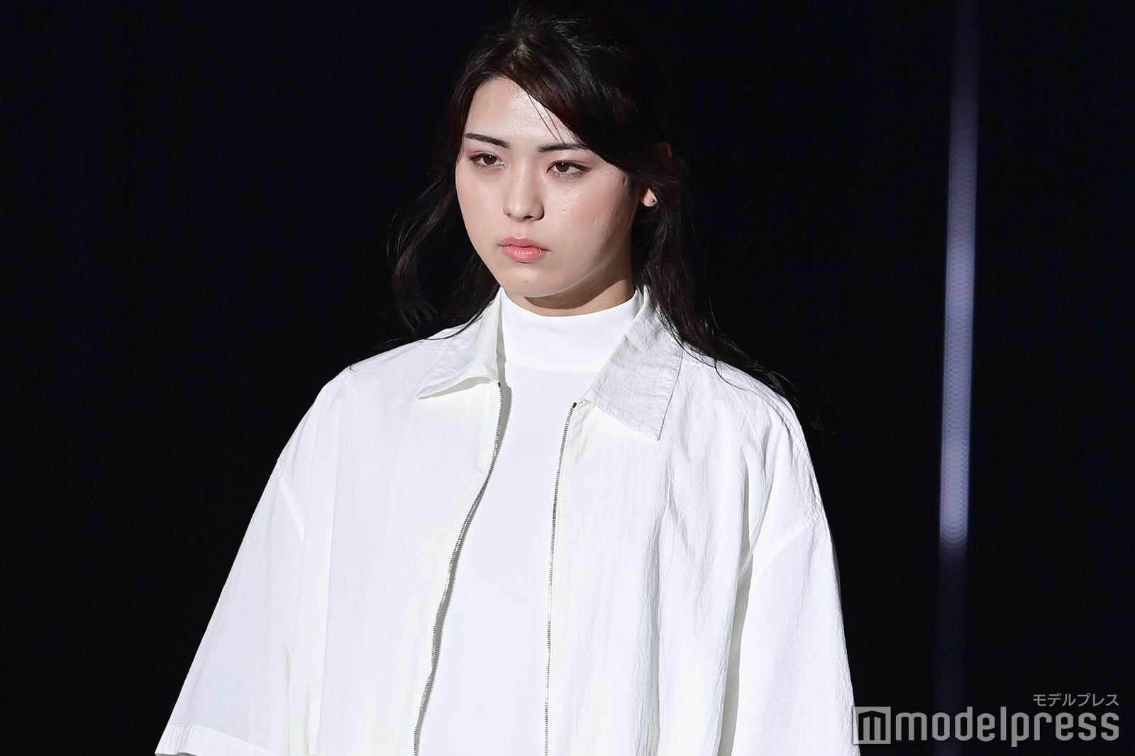 井手上漠、アップヘア×ホワイトコーデで爽やかに登場＜TGC2021 S／S＞