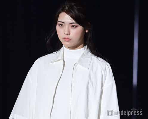 井手上漠、アップヘア×ホワイトコーデで爽やかに登場<TGC2021 S/S>